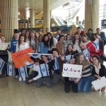 Jerusalem Students Greet Oldest Couple to Make Aliyah in History