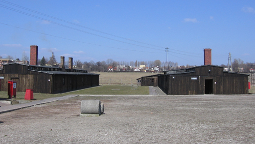 Majdanek_-_enterace