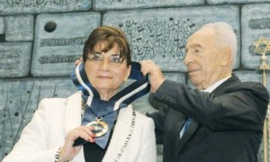 Judy Feld Carr receiving the Presidential Award of Distinction of the State of Israel.
