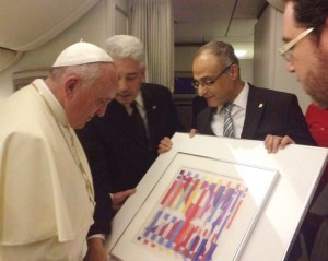 Pope Francis being presented the Yaakov Agam painting. Photo: EL AL.