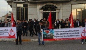 Nationalistic protestors outside of Istanbul's Neve Shalom Synagogue. Photo: communicated.