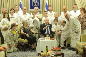 President Rivlin with members of Israel's honey industry. Photo: Hillel Maeir, Tazpit News Agency.