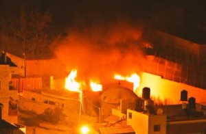 Hundreds of Palestinians set Joseph's Tomb on fire. Photo: Twitter.