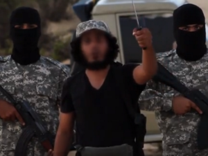 ISIS terrorists threaten Israel in a new Hebrew clip. Photo: Secreenshot.