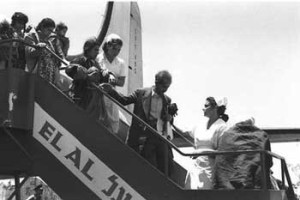 Iraqi Jews land in Israel in 1950. Photo: Wikipedia.