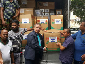 Ambassador Carmon presenting a shipment of relief supplies to the Sri Lankan authorities. Photo: MFA.