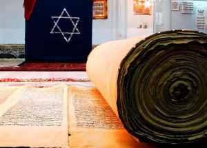 Torah scroll. Photo: wiki commons.