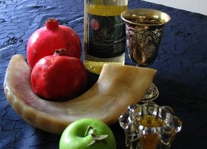 Symbols of Rosh Hashanah. Photo: Wikimedia Commons.