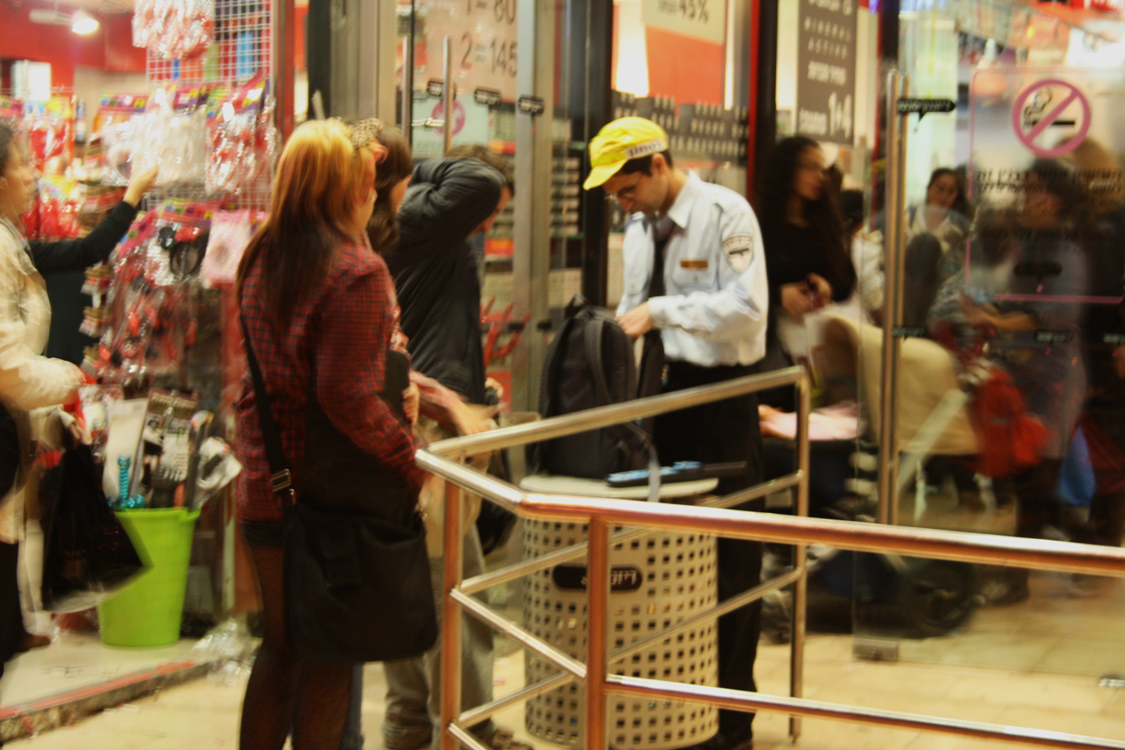 An Israeli security guard conducting an examination. Photo: Wikimedia Commons.