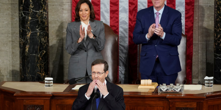 Israeli President Isaac Herzog gestures as U.S. Vice President Kamala Harris and U.S. House Speaker Kevin McCarthy (R-CA) applaud on the day of Herzog's address to a joint meeting of Congress inside the House Chamber of the U.S. Capitol in Washington, U.S., July 19, 2023. REUTERS/Kevin Lamarque